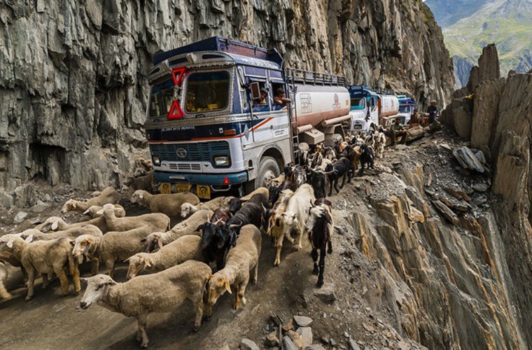 Đường núi Zoji La, India dài 9km, nối giữa vùng Ladakh và vùng Kashmir.  Cung đường gây "thót tim" này rất hẹp chỉ đủ cho một chiếc xe ô tô đi qua.